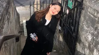 28歲的傑奎琳·崔側身微微向左傾，面帶微笑地拍照。
