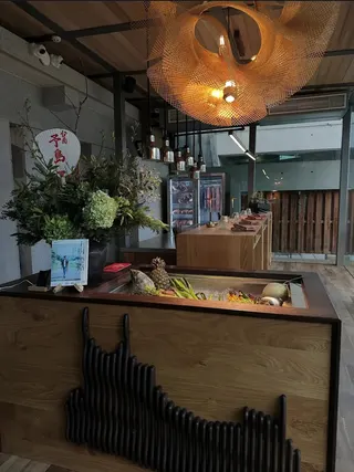 予島進門的食材展示櫃，讓消費者先從視覺和觸覺了解食材。取自IG@予島