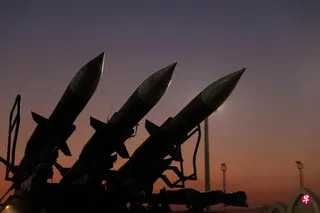 2025年11月12日，伊朗革命卫队航空航天部队博物馆可见到一些导弹展示。 （路透社档案照片）