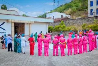 在刚果民主共和国北基伍省爆发埃博拉疫情期间，身穿粉色手术服的医护人员参加了生殖健康服务安全培训课程。