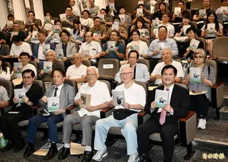 《台灣的李登輝時代：意外國度的重塑》新書發表會，外交部長林佳龍(前排右起)、前民進黨主席許信良、前台北縣長尤清、國史館館長陳儀深、和碩聯合科技董事長童子賢等人出席。(記者羅沛德攝)