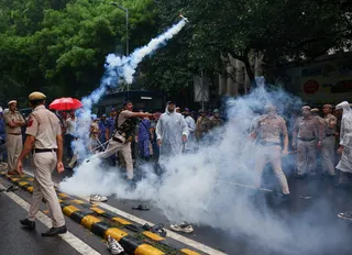 周一，一名警察向抗议者投掷了一枚催泪瓦斯。