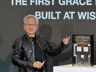 輝達（NVIDIA）執行長黃仁勳21日出席緯創德州達拉斯D1新廠開幕典禮，在該廠...