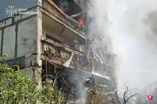 7月21日，乌克兰消防员正在扎波罗热市扑灭一处居民楼因空袭而产生的大火。 （法新社）