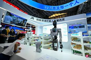 在上海举行的2026世界人工智能大会暨人工智能全球治理高级别会议，展会现场集中展示了多款AI智能体硬件与系统产品。图为参观者7月19日在蚂蚁灵波机器人智慧药房前驻足观看。 （新华社）
