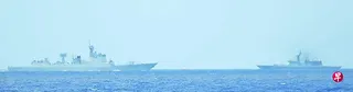 日本国防部星期二（7月21日）公布照片显示，一艘中国海军“旅洋III”级导弹驱逐舰（左）和一艘俄罗斯海军“守护”级护卫舰正在日本专属经济区（EEZ）内进行实弹演习。 （法新社）