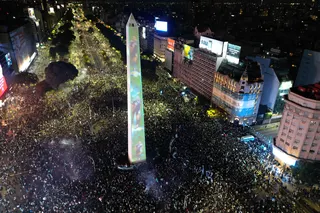 布宜诺斯艾利斯地标方尖碑广场挤满阿根廷球迷。（法新社）