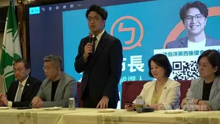 民進黨台北市長參選人沈伯洋訪美，美西時間21日晚間出席洛杉磯的後援會成立大會，共同訪美的民進黨立法院黨團總召蔡其昌（左2）、立委王定宇、吳思瑤和陳培瑜出席。中央社 115年7月22日