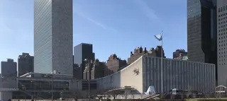 纽约市联合国总部大楼，秘书处大楼和大会堂，以蓝天为背景。