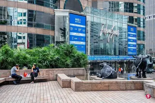 香港交易所初步建议取消午间休市并延长交易时间，引发当地券商的质疑。图为星期三午餐时间港交所所在的交易广场。 （彭博社）