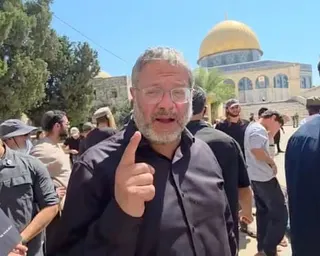 Ben-Gvir gives a thumbs up in a crowded plaza with a golden-domed building behind