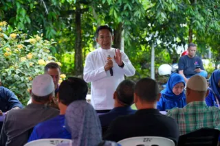 Negri Sembilan Umno chairman Datuk Seri Jalaluddin Alias (Standing) has been identified as among potential menteri besar candidates if Perikatan Nasional’s (PN) understanding with Barisan Nasional (BN) wins the Aug 1 state election. — STR/ABNOR HAMIZAM ABD MANAP
