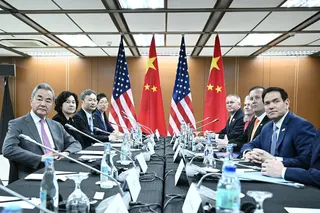 周三，美国国务卿鲁比奥（右）在马尼拉与中国外交部长王毅（左）举行了双边会晤。