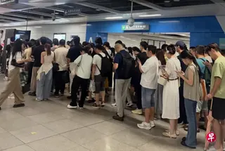 深圳地铁星期一（7月20日）起实施进站安检全覆盖，多个车站安检区在高峰时段出现严重拥堵，排队人龙一度延伸至站外，部分乘客需等候近30分钟才能进站。多个车站大排长龙，部分乘客排队近半小时才能进站 （互联网）