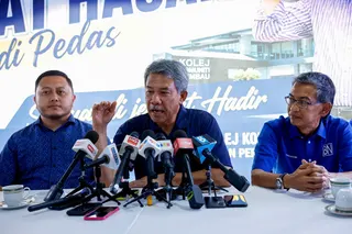 BN deputy president Datuk Seri Mohamad Hasan with Chembong candidate, Datuk Zaifulbahri Idris (right) during 'Santai Bersama Tok Mat Hasan' programme in Kampung Pedas Tengah today. - BERNAMA PIC