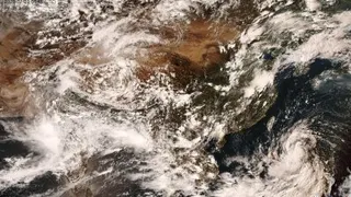 中国中央气象台网站周四下午4时45分发布的卫星云图显示，热带低压（右下）在菲律宾以东的海面上。（图取自中国中央气象台网站）
