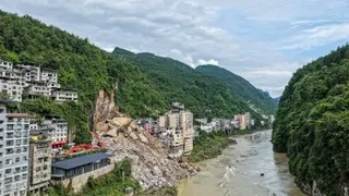 上周五，中国重庆市彭水县发生山体滑坡，房屋遭到土石流冲毁和掩埋。（图取自新华社）