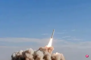 伊朗革命卫队的网站Sepah News于7月20日发布的视频片段显示，一枚导弹从某个未公开地点发射，目标是波斯湾地区的美国目标。 （法新社）