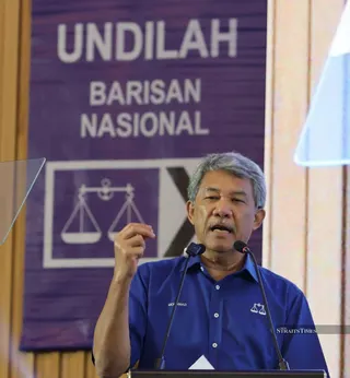 Barisan Nasional deputy chairman Datuk Seri Mohamad Hasan delivers his speech during the launching of BN manifesto for the Negri Sembilan election. PIC BY NSTP/MOHD FADLI HAMZAH