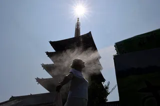 周二，东京浅草寺。当天日本部分地区记录到至少40摄氏度的高温。