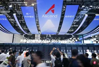 2026世界人工智能大会暨人工智能全球治理高级别会议7月17日至20日在上海举行。图为参观者7月19日在华为展台观看展品昇腾950超节点。 （新华社）