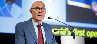 Volker Türk 在日内瓦举行的全球人工智能治理对话上发表讲话。
