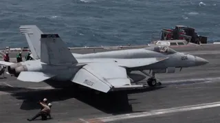 這張美國中央司令部14日發布的影片截圖顯示，美國海軍「喬治．H．W．布希」號航空...