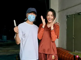 周星驰（左）执导的《功夫女足》票房大卖，为迪丽热巴的演艺事业注入了一剂强心针。 （取自微博）