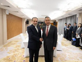 中國外交部長王毅（右）7月24日在吉爾吉斯出席上海合作組織外長會期間會見伊朗外交...