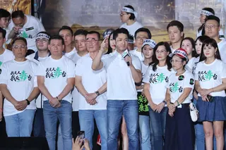 台北市长蒋万安7月25日带领民众一起站上凯道“反毒油”。（中通社）