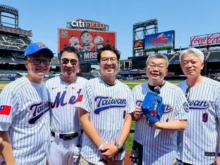 沈伯洋(中)、蔡其昌(右二)等一行人參加MLB紐約大都會「台灣日」活動。(記者鄭...