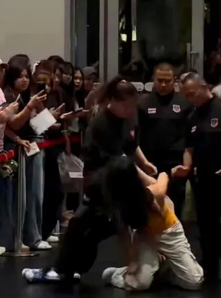 一名中國女粉絲在曼谷GMMTV書展被壓制。（視頻截圖）