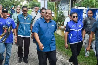 Muhammad Sanusi Md Nor (centre) campaigns with Perikatan Nasional supporters in Negeri Sembilan on Saturday. Photo: Facebook/N24MuhammadSanusiMdNor