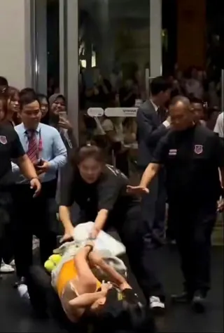 一名中國女粉絲在曼谷GMMTV書展被壓制。（視頻截圖）