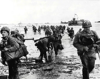 1944年6月6日諾曼第登陸(D-Day)期間，美軍增援部隊在法國維耶維爾濱海附...