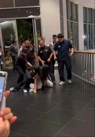 一名中國女粉絲在曼谷GMMTV書展被壓制。（視頻截圖）