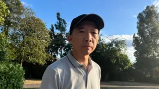 胡志偉在英國留影（胡志偉提供）