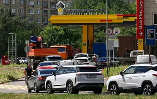 6月29日在俄羅斯頓河畔羅斯托夫，車輛在俄羅斯石油公司（Rosneft）加油站排...