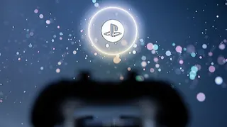 A DualSense appears in front of a screen.