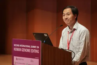 賀建奎在演講台上
