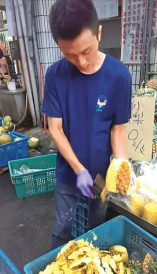 簡幸甫11年前打工時，因很會削鳳梨，獲封「蘆洲水果弟」登上新聞。（翻攝老七YouTube）