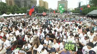 凱道反毒油狂鬧笑話！婦人受訪喊「中油」是源頭　影片瘋傳網酸：炒菜用92還95？