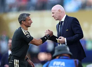 世界盃決賽頒獎典禮，FIFA主席英凡蒂諾（右）與主裁判溫西奇退握手致意。（新華社...