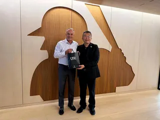 中華職棒大聯盟會長蔡其昌（右）訪問美國職棒大聯盟，會晤主席曼佛瑞德（左）等高層。...