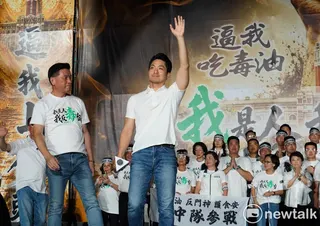 台北市長蔣萬安號召的反毒油集會，參與抗議的民眾擠爆凱道。圖為蔣萬安向民眾揮手致意。 圖：張良一 / 攝（資料照）