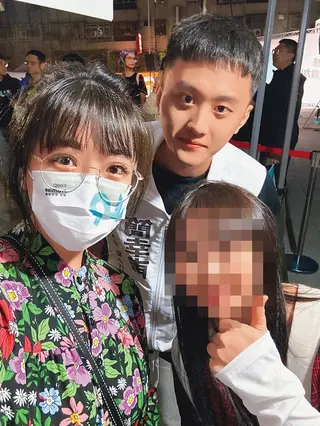 民眾黨中評委簡幸甫（後）與人妻小草張喬瑜（前左）互動曖昧。（翻攝簡幸甫臉書）