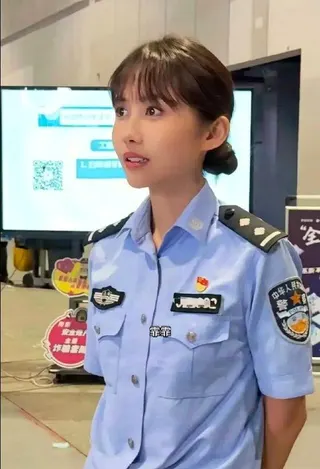 上海女警神似港星邱淑貞。（取材自微博）