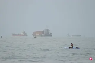 7月27日，船只在伊朗阿巴斯港附近的霍尔木兹海峡航行。 （路透社）