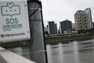 6月24日，一艘警用巡逻艇正在首尔的汉江上巡逻。汉江是这座璀璨的韩国首都的地标，但在这个自杀率位居世界前列的国家，它也常常成为自杀者的“胜地”。（图取自法新社）