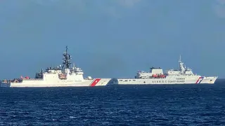美國海岸防衛隊傳奇級巡邏艦米吉特號USCGC Midgett（左）與台方海巡署巡...